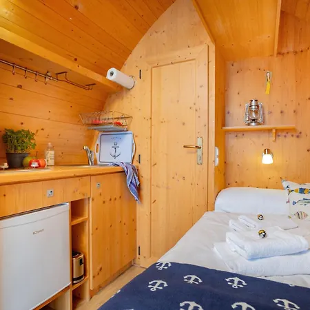 Hausboot Stoertebeker 船屋 施特拉尔松德